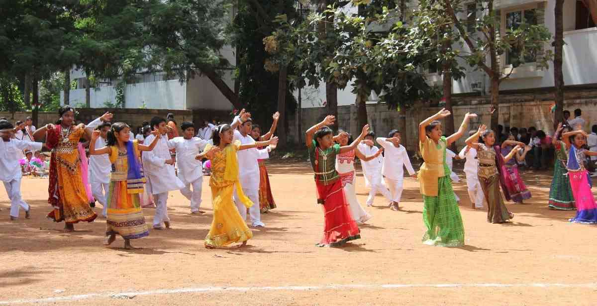 विद्यालय मे बच्चों का प्रदर्शन