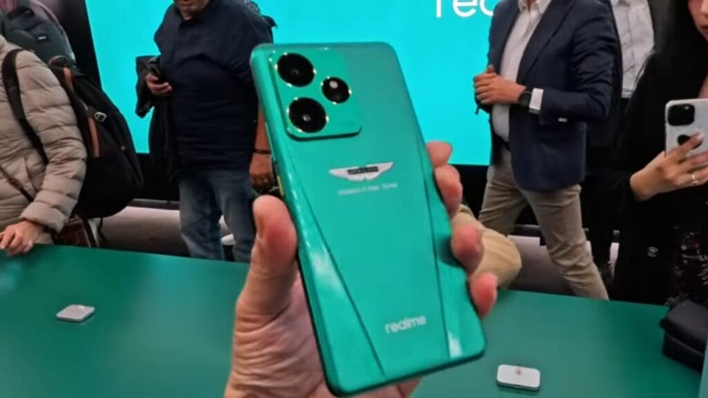 Realme GT 7 Dream Edition लॉन्च: Aston Martin से प्रेरित डिज़ाइन और दमदार फीचर्स 3 Realme GT 7 Dream Edition Back camera