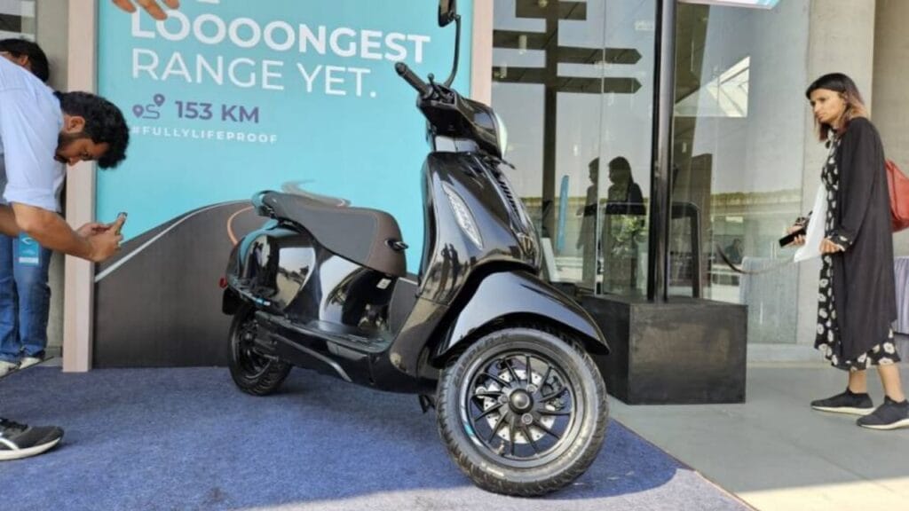 2025 में लॉन्च होने वाले टॉप इलेक्ट्रिक स्कूटर्स Suzuki, Bajaj, Hero और Yamaha के फीचर्स और रेंज 2 Bajaj chetak Electric price