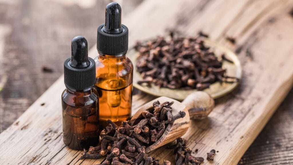 Cloves For Hair: यहाँ से जानिए लौंग से बालों को होने वाले जबरदस्त फायदे 2 Cloves Hair spray