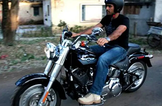 MS Dhoni की Legendary बाइक कलेक्शन, रांची फार्महाउस का असली सच्चाई 8 Harley Davidson fatboy ms dhoni