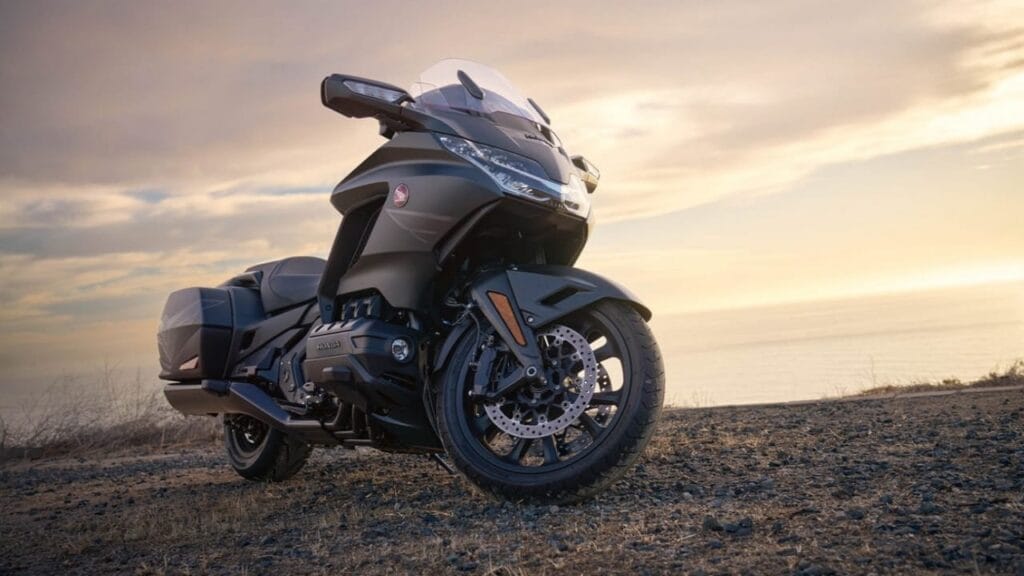 Honda Gold Wing राइडिंग की रानी, सड़क की शेरनी, 230 kmph की रफ्तार और 6 सिलेंडर की ताकत 2 Honda gold wing looks