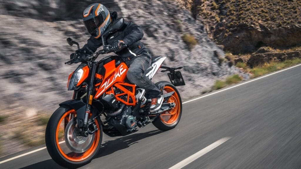 KTM ने मारी ज़ोरदार वापसी की रेस! अदालत से हरी झंडी, अब जुलाई में फिर दहाड़ेगा इंजन KTM racing bike