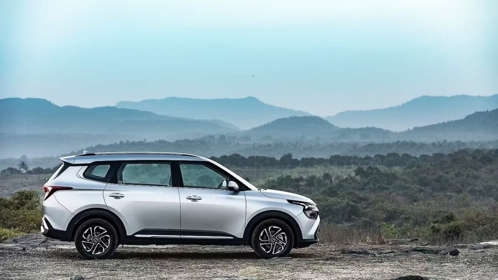 10.45 लाख की दमदार MUV, Kia Carens में मिलते हैं 7 सीट, दमदार डीज़ल इंजन और लग्जरी फीचर्स 2 Kia Carens side look