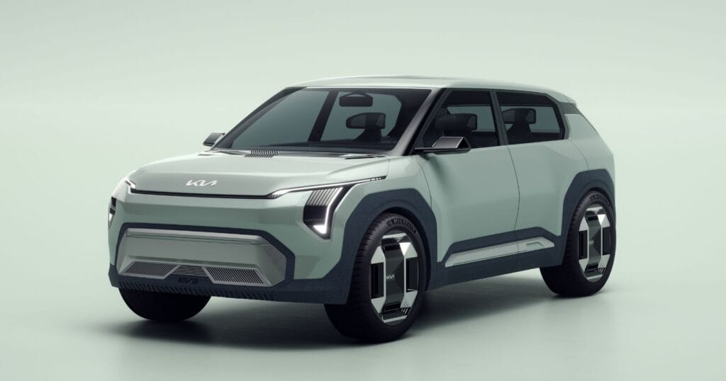 Upcoming 3 Family EVs, आ रही हैं 3 धांसू इलेक्ट्रिक कारें, दादा से लेकर पोते तक फिट 2 Kia carens ev