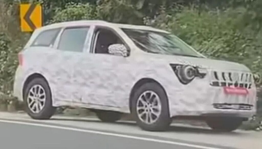 Mahindra XUV700 2026 का नया अवतार! अब सड़क पर मचेगा और भी बड़ा धमाल 4 Mahindra-XUV700-facelift-2026