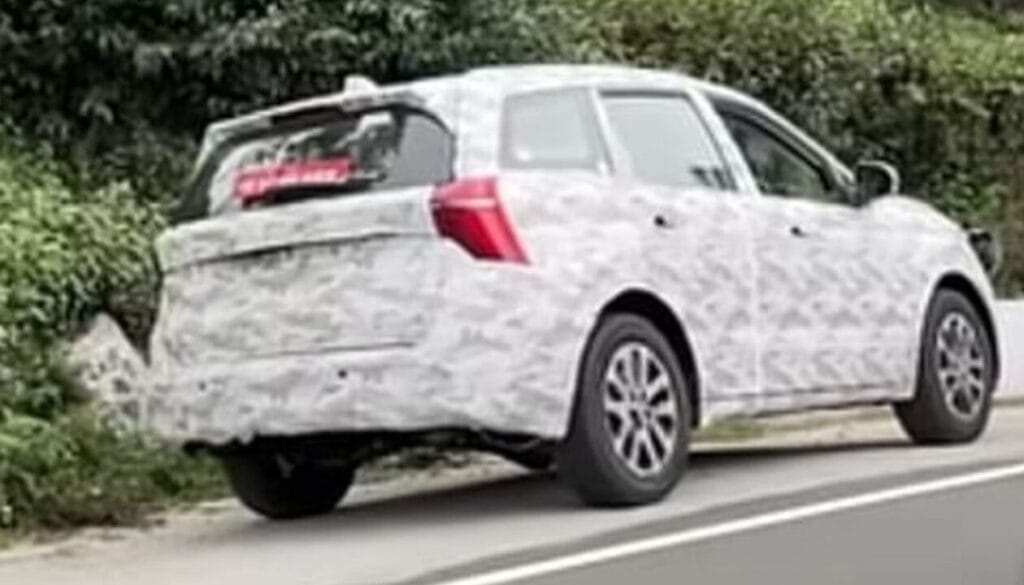 Mahindra XUV700 2026 का नया अवतार! अब सड़क पर मचेगा और भी बड़ा धमाल 3 Mahindra XUV700 rear facelift 2026