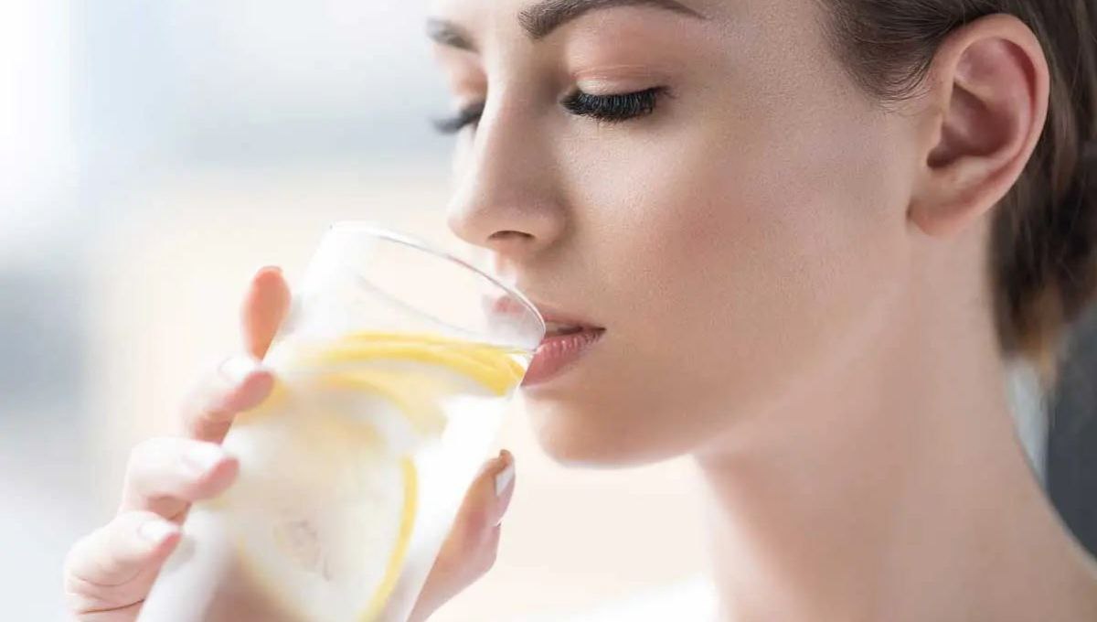 morning-lemon-water-benefits-risks-1-glass